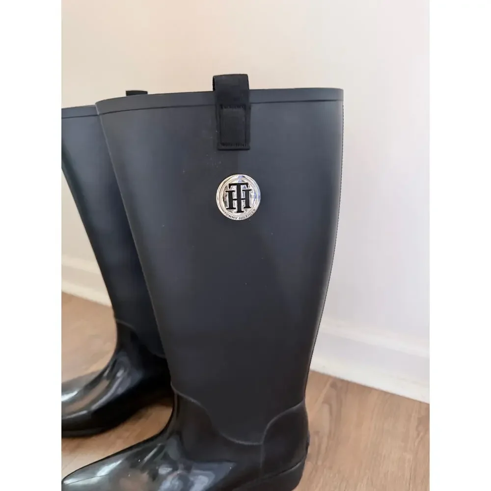 Tommy Hilfiger Women's Karissa Equestrian Glossy Metallic Logo Rain Boot-Size 10
